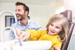 Lachendes Kind mit Zahnspange – Kieferorthopädie Frankfurt