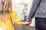Mutter und Kind in der Kieferorthopädie-Praxis